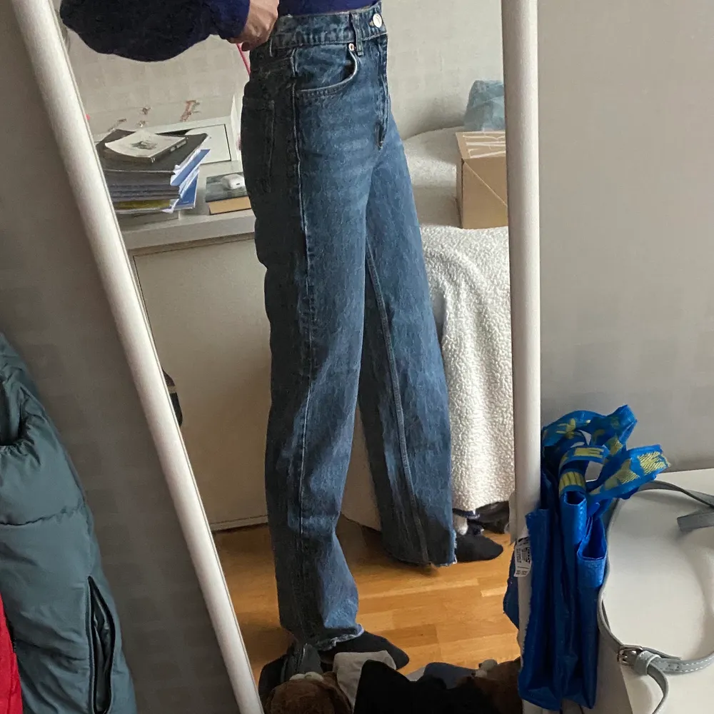 Säljer mina highwaisted straight leg zara jeans! (Lånad första bild! De andra 2 mina) innerbenslängd 83cm. Jeans & Byxor.