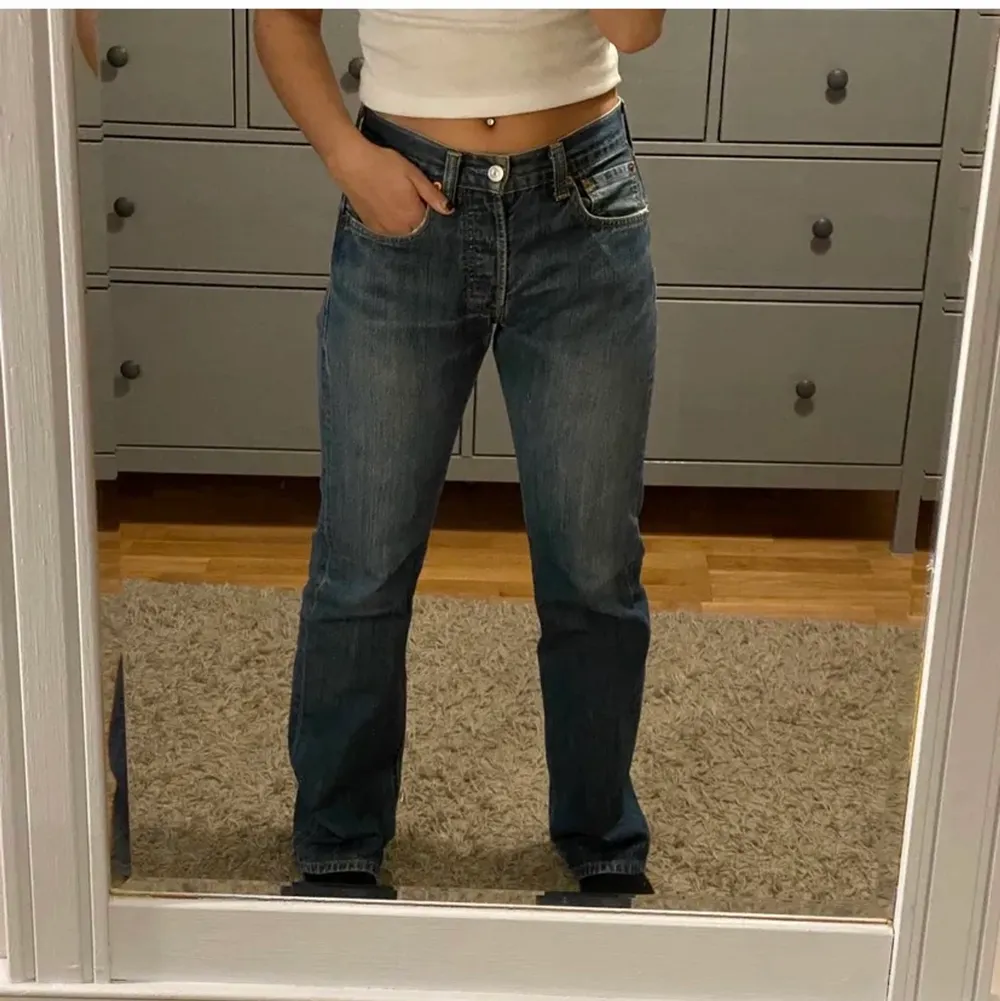 Säljer dessa sjukt snygga och trendiga jeans. Dom är i jätte bra skick. Lågmidjade i modellen 501, formar sig extremt bra efter kroppen!💗(bilderna är lånade). Jeans & Byxor.