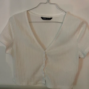 topp - superfin vit topp från shein, fint skick aldrig använd! Lite genomskinlig men inget man tänker på!💖.                                                                   Står ej för frakt💓💓