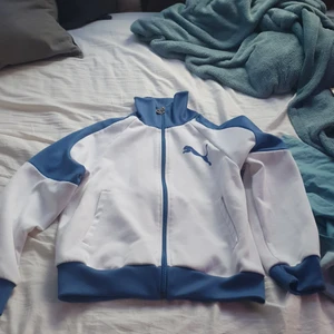 Vintage puma zip tröja - Riktigt snygg vintage puma tröja i fint skick, säljs på grund av att den är för liten.