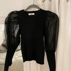 Fin tröja - En jätte fin fest/vardags tröja med fluff armar. Tyvärr aldrig kommit till användning. 