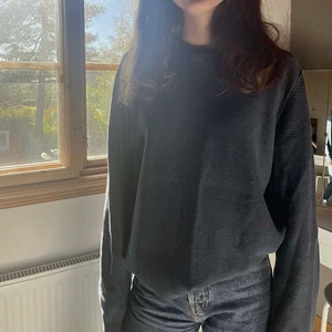 Blå tröja - Så snygg blå tröja!! Verkligen perfekta passformen. Säljer då jag har många liknande tröjor.