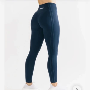 Alphalete tights storlek XS - Fick hem dessa pulse kenetic leggings från alphalete i färgen starry night idag men kände att de var lite för små. Tightsen är i 78% nylon och 22% elastan, så det är ett jätteskönt och stretchigt material. Jag betalade sammanlagt 689 kronor inklusive tull och frakt. Jag säljer dessa för 599 kronor för att slippa betala returporto. 