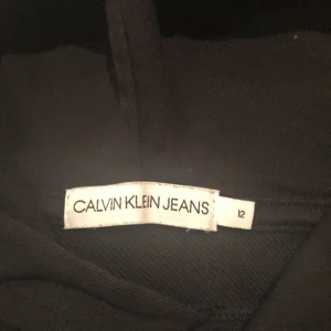 Calvin Klein hoddie  - Super fint skick och färg köpt i julas på kidsbrand store