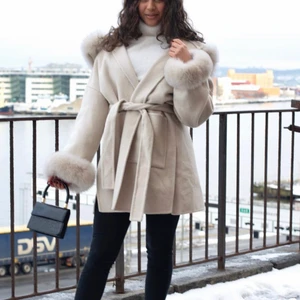 Beige kappa med päls  - Helt ny med lappen på , passar jättebra till nästan alla årstider då det går att ta bort och sätta in pälsen på både armarna och luvan 😍 storlek xs men jätte oversize så skulle passa S-M . Kappan är beige och aldrig använd (  Se bild 2) då jag har för många kappor/jackor jag vill bli av med ❤️ lägger upp igen för oseriös köpare . OBS Buda inte om ni inte kan köpa den sen!💛