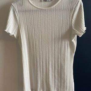 T-shirt  - Vit ribbad T-shirt från nakd i storlek S. Nästan aldrig använd.