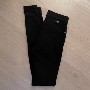 NYA Dr Denim Plenty, XS - Helt nya Dr denim jeans i modell plenty. Säljer då de inte kommit till användning. Storlek XS. Spårbar frakt på 66kr tillkommer ❤️