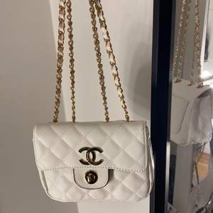 säljer nu denna Chanel !!inspererande!! väskan då den sällan kommer till användning! En bra kopia köpt utomlands för ca 500kr!! säljer nu den för 300kr, priset kan diskuteras vid snabb affär💘💘