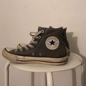 Väl-använda gråa Converse i storlek 37,5. Säljs för 150kr! En hård knut på ena skosnöret. Säljes då jag ej använder de längre. Köpare står för frakt. 