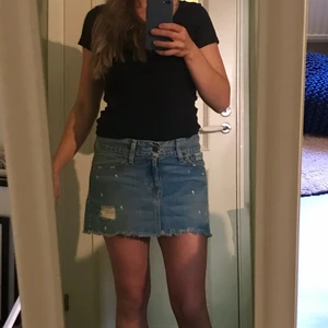 Levi’s levis jeanskjol kort kjol - Klassisk kort jeanskjol med ”slitage” på. Sparsamt använd. Storlek S tts.