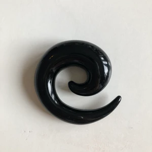 🔪SPIRAL TÖJNING 🔪 - Svart spiral töjning, töjnings redskap för att töja till större storlek eller bara som smycke! C.a 15 mm i storlek