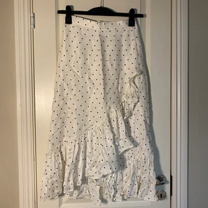 Kjol  - Kjol med volang från hm. Storlek 34. Prislapp kvar. 