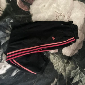 Adidas  - Svarta adidas  byxor med rosa ränder. Strl 164 men passar XS-S