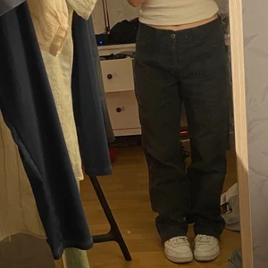 Peak performance byxor:) - Säljer dessa as coola peak performance byxor som tyvärr inte kommer till användning längre. Köpta här på plick:) långa på mig som är ca 1,60!