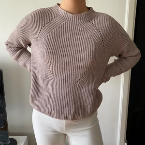 Stickad tröja strl M - Stickad tröja i gammelrosa (färgen är som på bild 1), står storlek L på plagget men sitter som en M