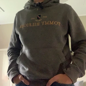 Tommy Hilfiger hoodie, grå  - Måttligt använd, mycket bra skick. Nypris 1400kr. Avslappnad passform. Jag är 180 och ärmarna är lite korta. Annars sitter plagget bra.