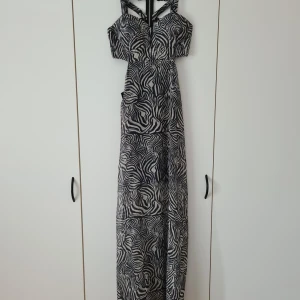 Långklänning  - Strl S. Använd 1 ggn. Köparen står för frakt.