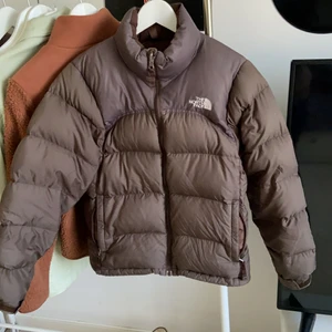 Brun northface jacka  - En superfin och varm ✨✨northface jacka🍂🍁, otroligt populär. Den är i rätt så använt skick du den är köpt begagnad 💕💕💕