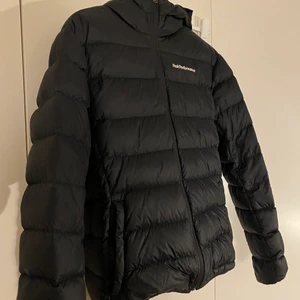 Peak Performance jacka - Säljer min Peak performance jacka i nyskick, inga hål/slitningar/ tecken på användning, Nypris 2500-3000, Perfekt för vintern, Stl M men passar även L