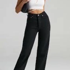 Levi’s ribcage straight black - Nu säljer jag mina Levi’s ribcage straight jeans i färgen svart. De är nästan aldrig använda så skicket är mer än bra. Hör gärna av er vid frågor eller funderingar. Köparen står för frakten!💗💕