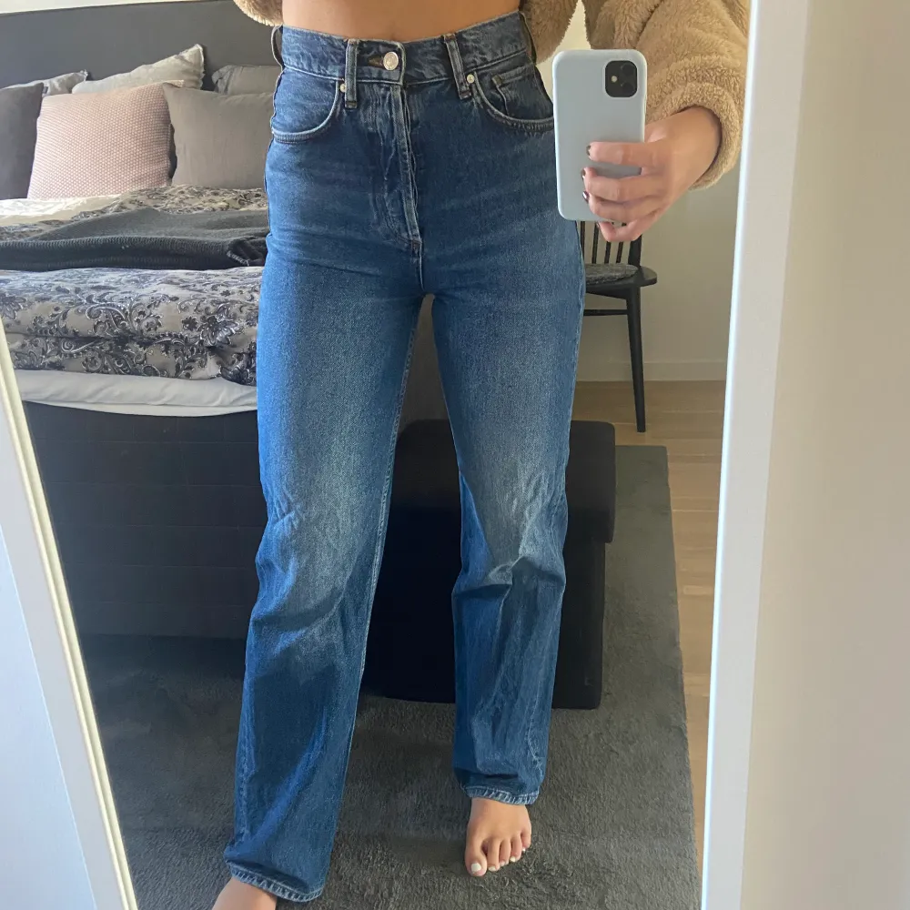 High waisted jeans från mango. Fin blå färg💙 jag är 175 cm.  jag betalar frakt. Jeans & Byxor.