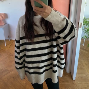 Fin randig tröja - Randig (beige/svart) stickad tröja från H&M. Storleken är XL för ville ha den oversized (brukar att ha XS/S). Använd endast 2 gånger, i fint skick! Köparen står för frakten