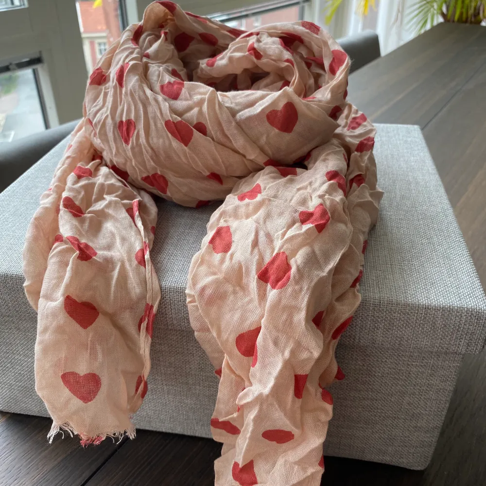 Hjärtat halsduk 🧣…..rosa färg….100% modal 🌸🌸🌸🌸🌸🌸 perfekt för hösten 🍁🍂🍃. Accessoarer.