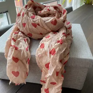 Hjärtat halsduk 🧣…..rosa färg….100% modal 🌸🌸🌸🌸🌸🌸 perfekt för hösten 🍁🍂🍃