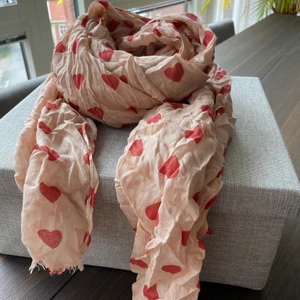 Halsduk  - Hjärtat halsduk 🧣…..rosa färg….100% modal 🌸🌸🌸🌸🌸🌸 perfekt för hösten 🍁🍂🍃