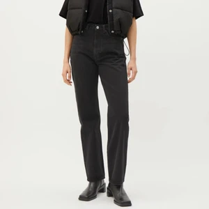 WEEKDAY JEANS - ✨Weeeeekday ✨ Säljer mina Rowe Extra High Straight Leg jeans från weekday i storlek 29/30. Då jag har M/L i jeans är dessa för små. Sitter mer som en XS/S (förvirrande storlek). Använda fåtal gånger 💘 frakt tillkommer. NYPRIS 500:-   #highwaist #jeans #weekday
