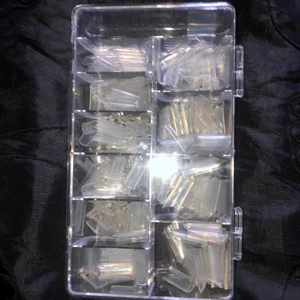 500 Nageltippar  - Säljer ett paket med nageltippar som jag aldrig ens öppnat, köpte det för några veckor sen men insåg att jag inte kommer få nån användning av dom. Köpte dom från en  nagelhemsida för 300 kr men säljer för 💯 :). Köparen står för frakten. Jag ansvarar inte för postens slarv ❣️