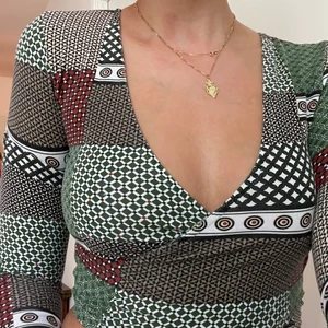 Långärmad mönstrad tröja - en mönstrad långärmad tröja som från början är från Monki för många år sedan. Den sitter skitsnyggt och man får plats med BH under om det önskas. Tröjan är croppad och ger fin figur. Knappt använd och i gott skick! 