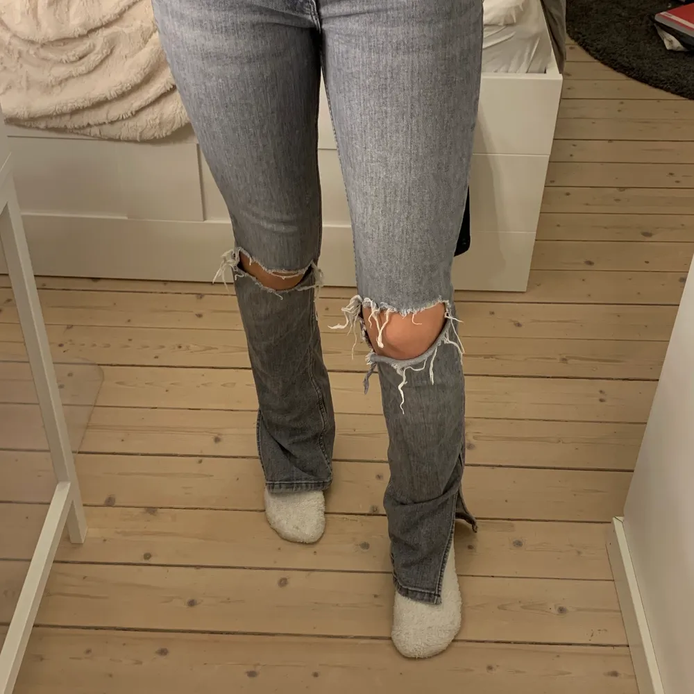 mid rise jeans från zara! super snygga jeans som passar till allt! strl 36. passar mig perfekt i längden och jag är ca 174cm.Köparen betalar frakten💕. Jeans & Byxor.