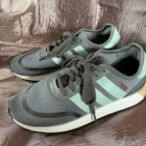 Adidas skor - Använda 1 gång, säljer då dom är alldeles för stora för mig tyvärr! Storlek 41,5