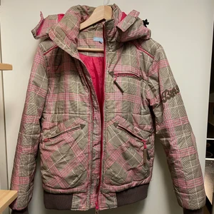 rosa rutig vinterjacka - intressekoll på denna coola rosa vinterjackan. köpt second hand. får lite skins vibes. skriv om du är intresserad av att köpa<3 