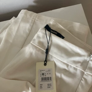 Kostymbyxor  - Helt nya fläckfria kostymbyxor från bikbok med prislappen kvar. Spårbar frakt ingår , size S. Har tyvärr ej fler bilder med de på