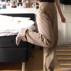 Beiga/bruna vida byxor - Coola byxor som är för stora för mig, andra bilden är lånad från förra säljaren