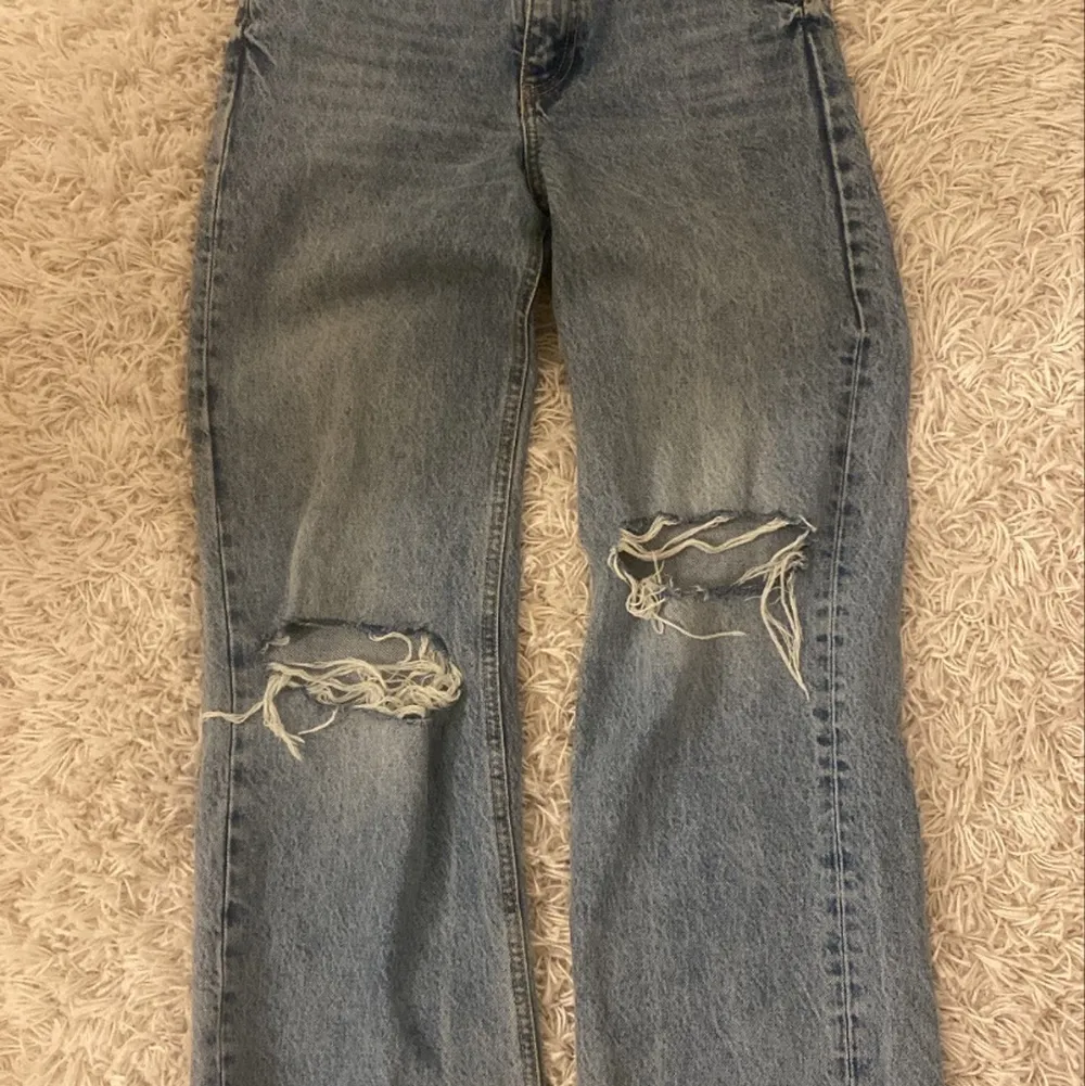 Ett par superfina jeans från zara som passar dig som är runt 170! Den går och klippa då dom redan är uppklippt så kan passa dig som är kortare också💘med hål på knäna och i storlek 34!❤️. Jeans & Byxor.