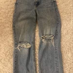 Ett par superfina jeans från zara som passar dig som är runt 170! Den går och klippa då dom redan är uppklippt så kan passa dig som är kortare också💘med hål på knäna och i storlek 34!❤️