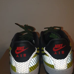 Storlek 42,5 - De är i mycket bra skick använda ett par gånger. Säljer de på grund av jag använder inte de längre.