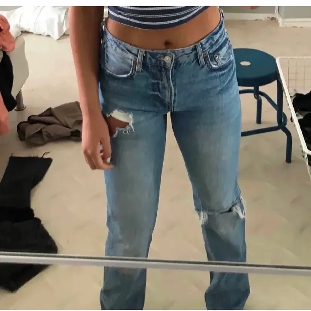 As snygga slutsålda jeans från zara❤️ inga defekter alls . Jeans & Byxor.