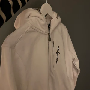 Sail racing - Säljer min vita sail racing hoodie andvänd Max 2 gånger och jätte bra skick❤️