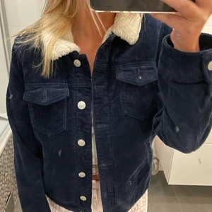 Manchester jacka - Mörkblå jacka i Manchester med vit mudd inuti och i kragen. Köpt på Zalando. Nästintill aldrig använd. Storlek S😌