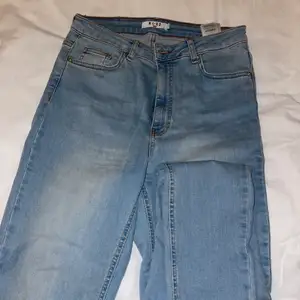 Jeans från NA-KD stolek 40, använda fåtal gånger 