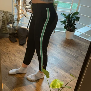 Vero Moda kostymbyxor - Svinsnygga kostymbyxor från Vero Moda med fin detalj på sidorna. Kan tyvärr inte ha kvar längre då de blivit för små men dem är i gott skick, kanske använda 5 gånger på sin höjd. Passar S och XS men dem är lite kortare i modellen (på mig som är 167cm). Har resor i midjan så dem sitter väldigt skönt och har även uppvikta snygga byxkanter längst ner vid foten.