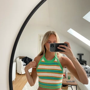 Stickad topp - Säljer min snygga stickade topp som endast är använd en gång. Jättefin & i nyskick. Köparen står för frakten. Strl S! 