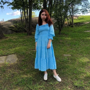 Turkos blå långklänning  - En turkos blå klänning med långa ärmar.