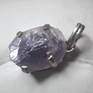 Ametisthänge / kristallsmycke - VG läs profilinfo. Aldrig använd men ser sliten ut. Sten 1x2. Silverpläterad. Kan skickas med brevporto (14 sek).