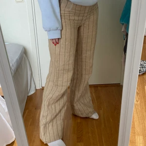 linne byxor - säljer nu mina beige/bruna linnebyxor från zara! varit mina favorit byxor ett tag men säljer pga att jag tröttnat. använda ca 10ggr men i bra skick! 💕
