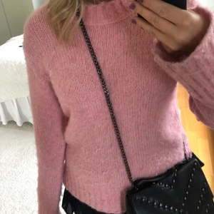 Stickad tröja - En rosa stickad tröja köpt från zalando men från märket ”kaffe”. Superfin rosa färg och gosigt material. Har en liten slits på vardera kant (se bild 2). Säljer pga att jag har en annan rosa stickad som jag gillar mer! Köpare står för frakt!